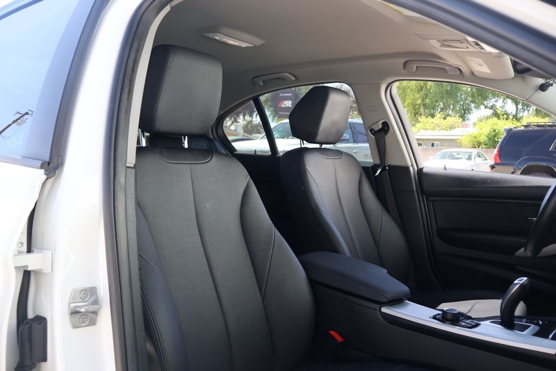 BMW 320i Vehicle Full-screen Gallery Image 19