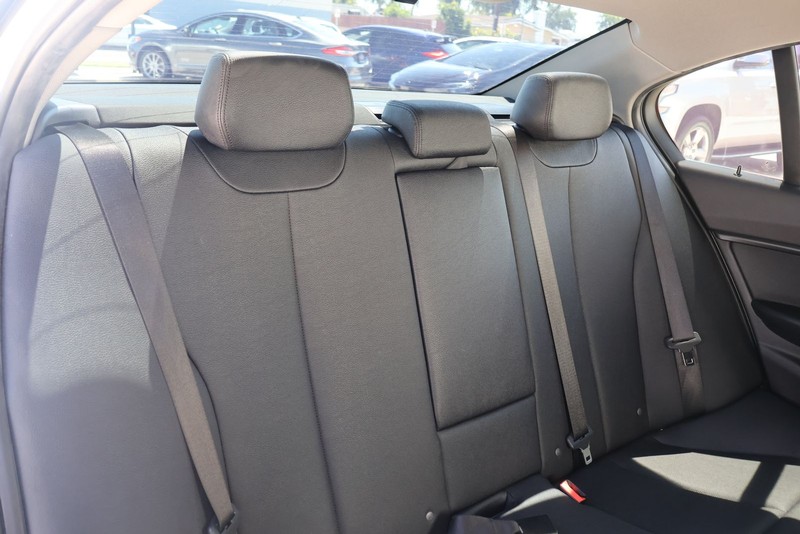 BMW 320i Vehicle Full-screen Gallery Image 20