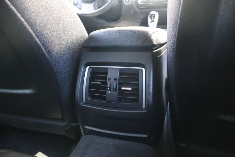 BMW 320i Vehicle Full-screen Gallery Image 21