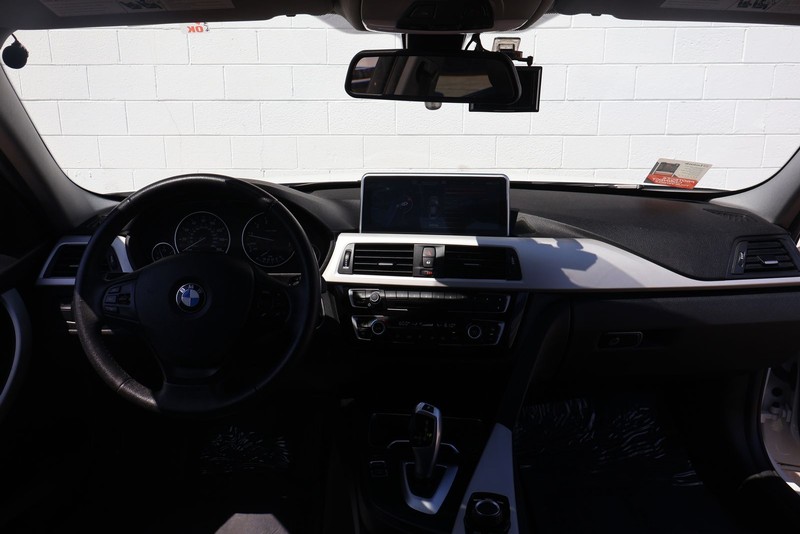 BMW 320i Vehicle Full-screen Gallery Image 22