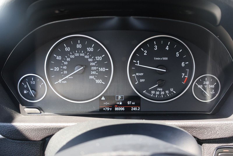 BMW 320i Vehicle Full-screen Gallery Image 23