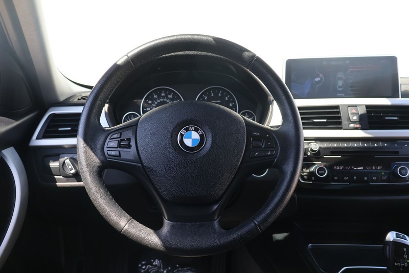 BMW 320i Vehicle Full-screen Gallery Image 24