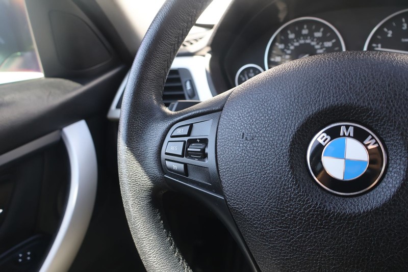 BMW 320i Vehicle Full-screen Gallery Image 25