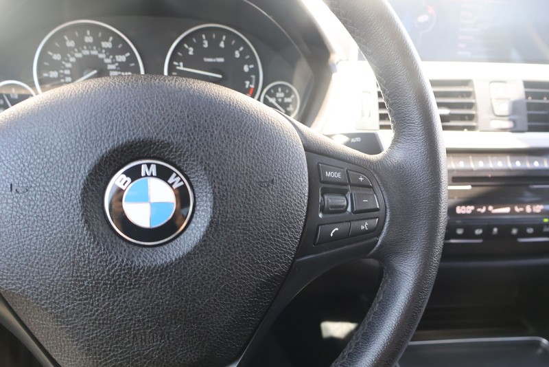 BMW 320i Vehicle Full-screen Gallery Image 26