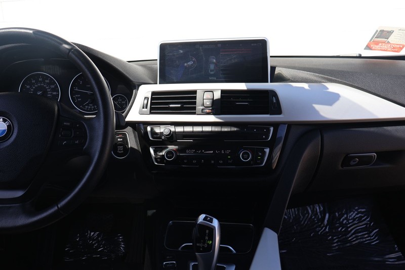 BMW 320i Vehicle Full-screen Gallery Image 27