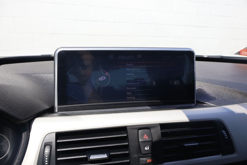 BMW 320i Vehicle Full-screen Gallery Image 28