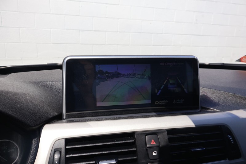 BMW 320i Vehicle Full-screen Gallery Image 29