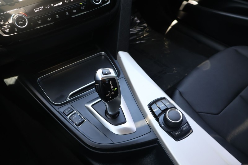 BMW 320i Vehicle Full-screen Gallery Image 31