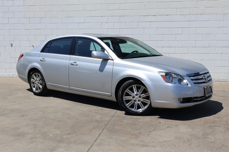 Toyota Avalon Vehicle Full-screen Gallery Image 01