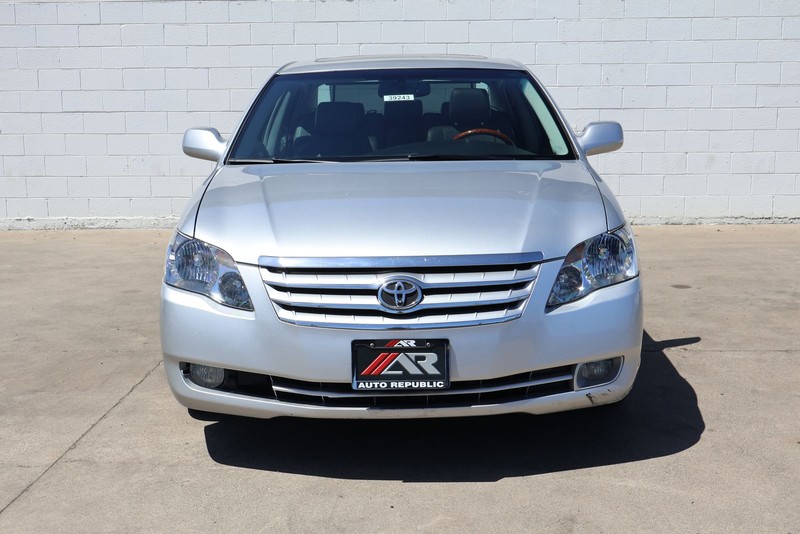 Toyota Avalon Vehicle Full-screen Gallery Image 02