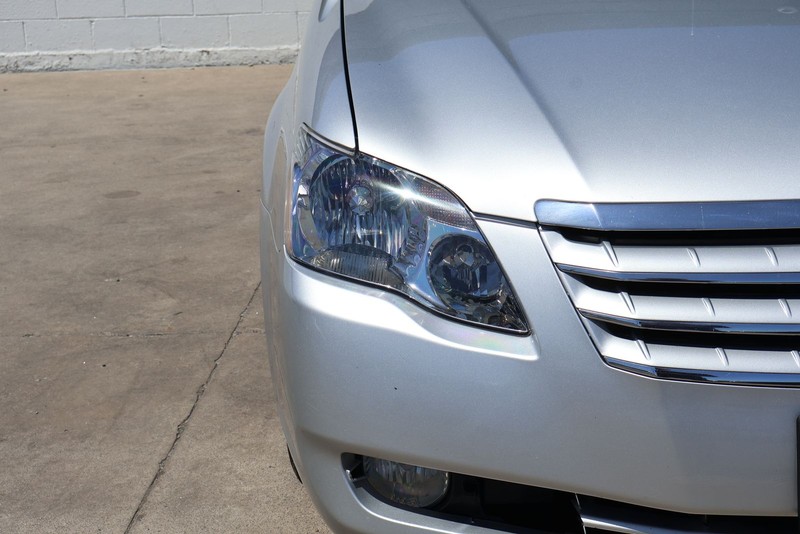 Toyota Avalon Vehicle Full-screen Gallery Image 03