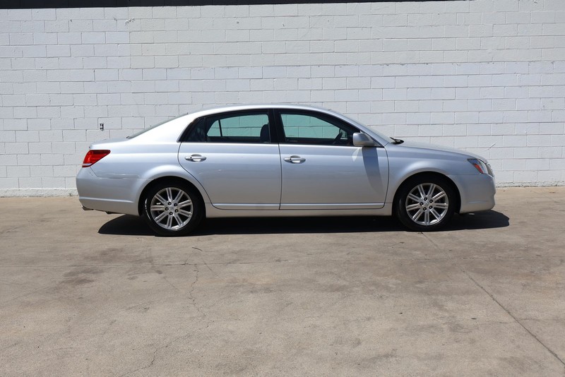 Toyota Avalon Vehicle Full-screen Gallery Image 04