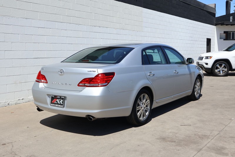 Toyota Avalon Vehicle Full-screen Gallery Image 05