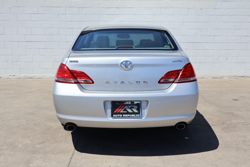 Toyota Avalon Vehicle Full-screen Gallery Image 06