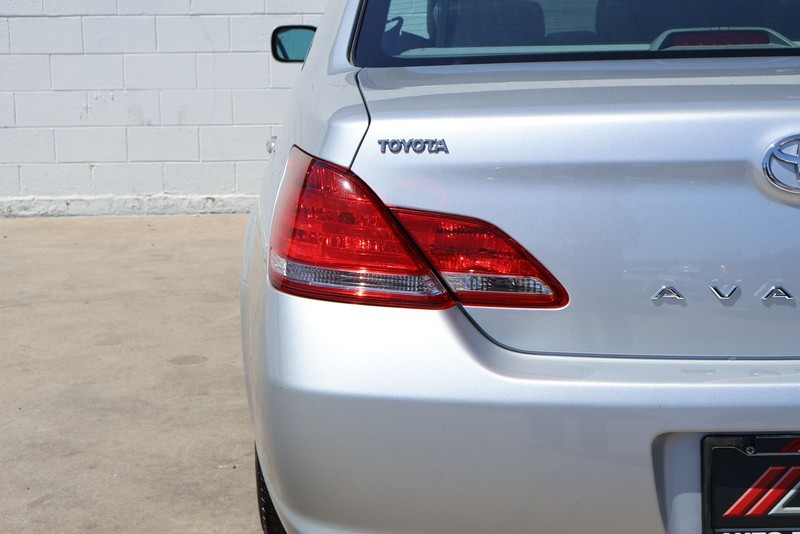 Toyota Avalon Vehicle Full-screen Gallery Image 07