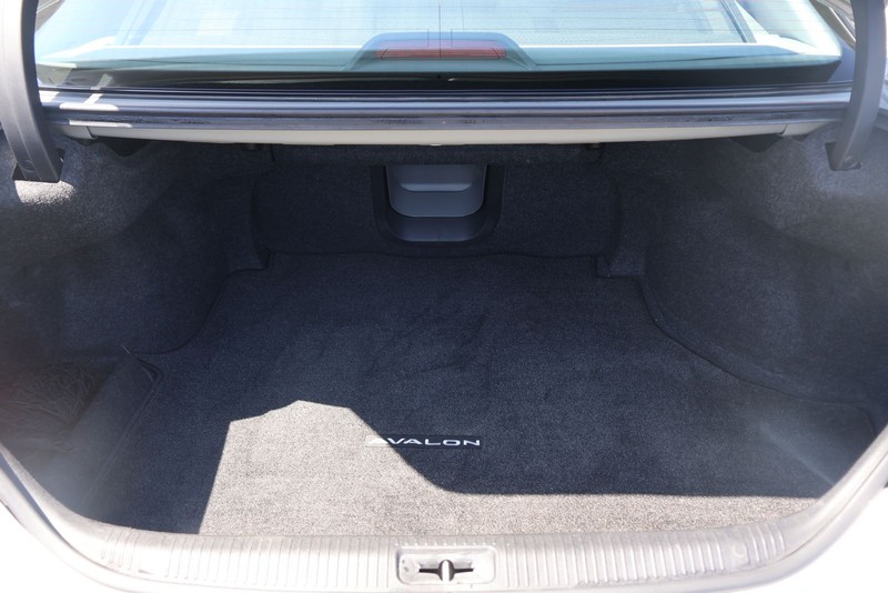 Toyota Avalon Vehicle Full-screen Gallery Image 08