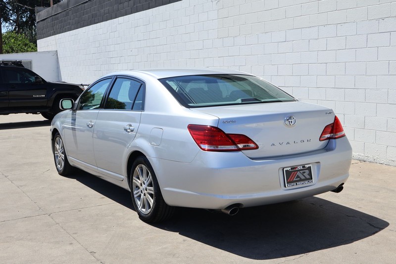 Toyota Avalon Vehicle Full-screen Gallery Image 09