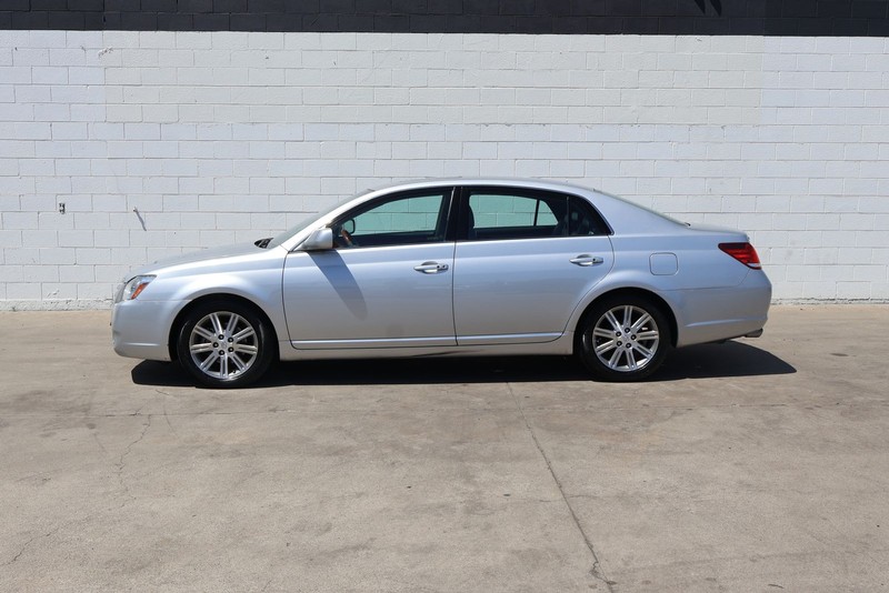 Toyota Avalon Vehicle Full-screen Gallery Image 10