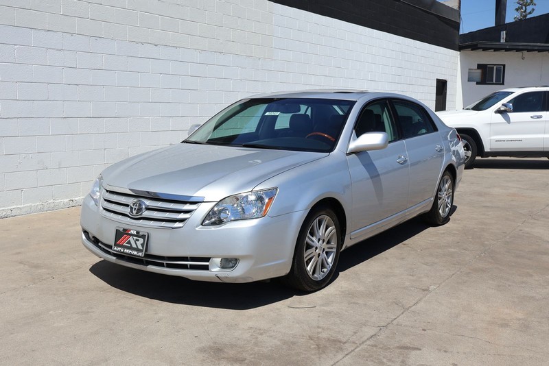 Toyota Avalon Vehicle Full-screen Gallery Image 11