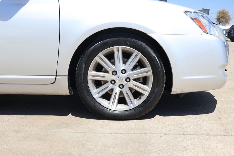 Toyota Avalon Vehicle Full-screen Gallery Image 13