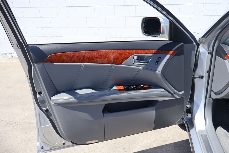 Toyota Avalon Vehicle Full-screen Gallery Image 14