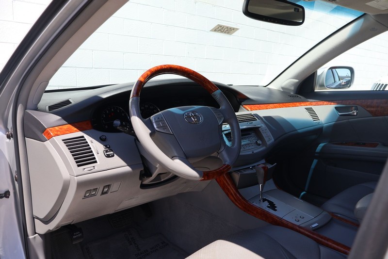 Toyota Avalon Vehicle Full-screen Gallery Image 15