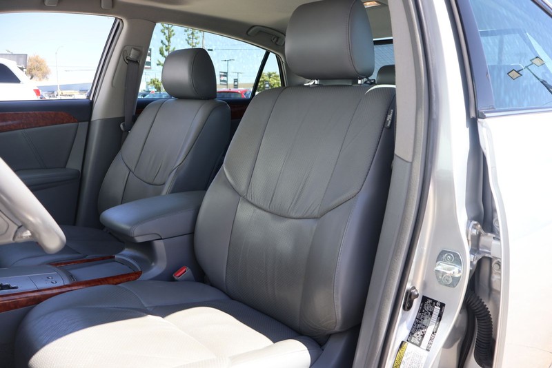 Toyota Avalon Vehicle Full-screen Gallery Image 16