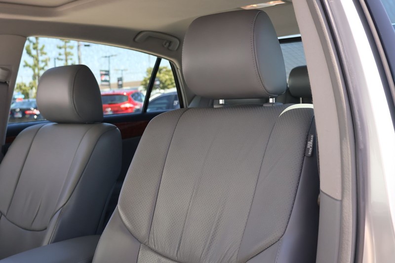 Toyota Avalon Vehicle Full-screen Gallery Image 17