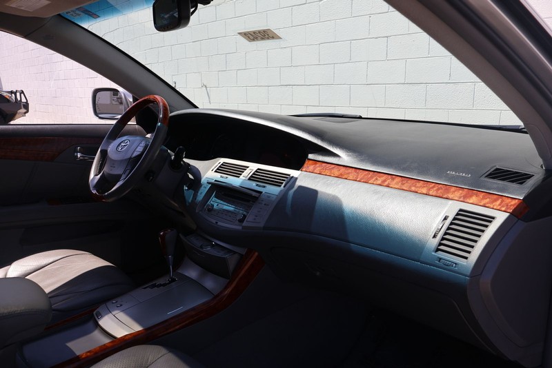 Toyota Avalon Vehicle Full-screen Gallery Image 18