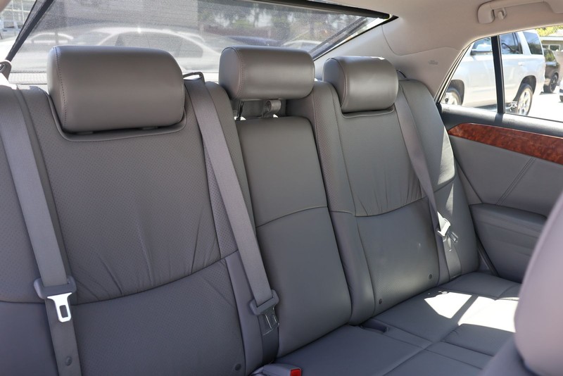 Toyota Avalon Vehicle Full-screen Gallery Image 20