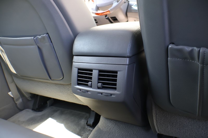 Toyota Avalon Vehicle Full-screen Gallery Image 21