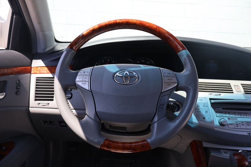 Toyota Avalon Vehicle Full-screen Gallery Image 24