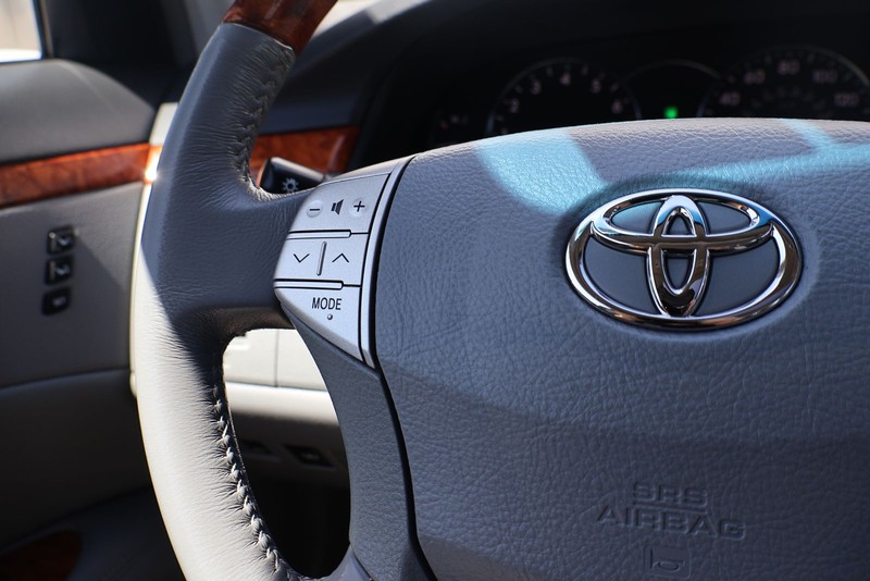 Toyota Avalon Vehicle Full-screen Gallery Image 25