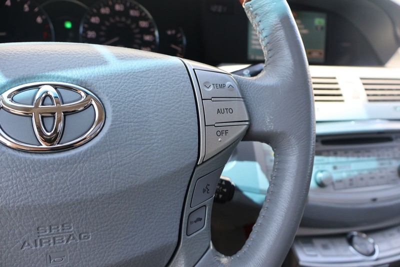 Toyota Avalon Vehicle Full-screen Gallery Image 26
