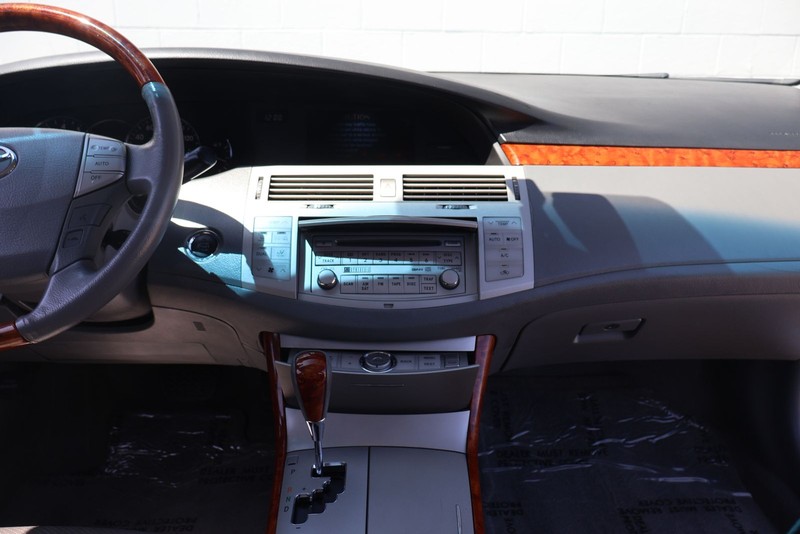 Toyota Avalon Vehicle Full-screen Gallery Image 27
