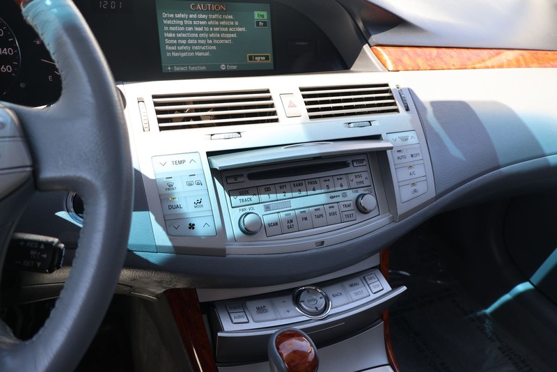 Toyota Avalon Vehicle Full-screen Gallery Image 29