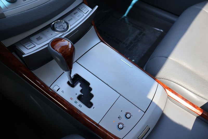 Toyota Avalon Vehicle Full-screen Gallery Image 30