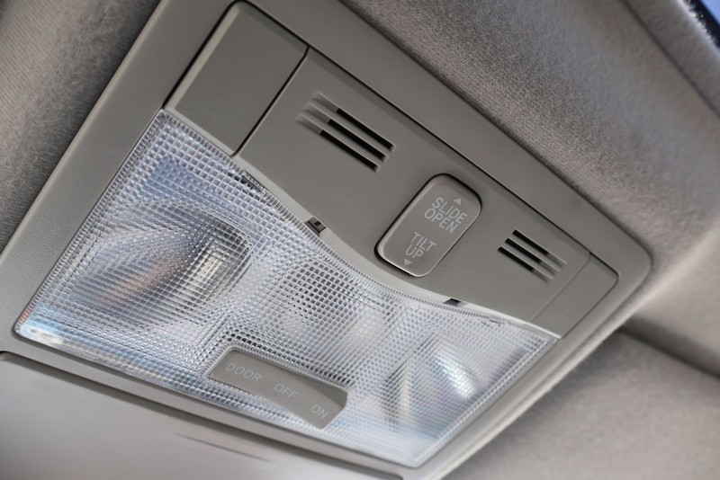 Toyota Avalon Vehicle Full-screen Gallery Image 31