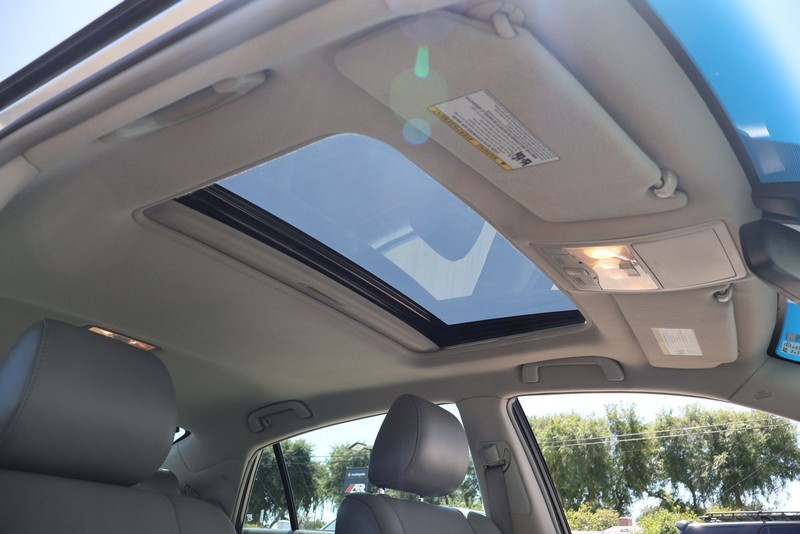 Toyota Avalon Vehicle Full-screen Gallery Image 32