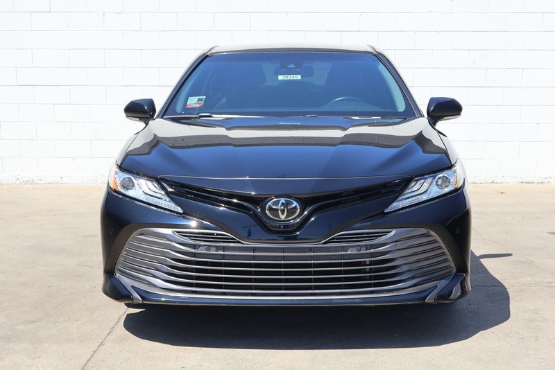 Toyota Camry Vehicle Full-screen Gallery Image 02