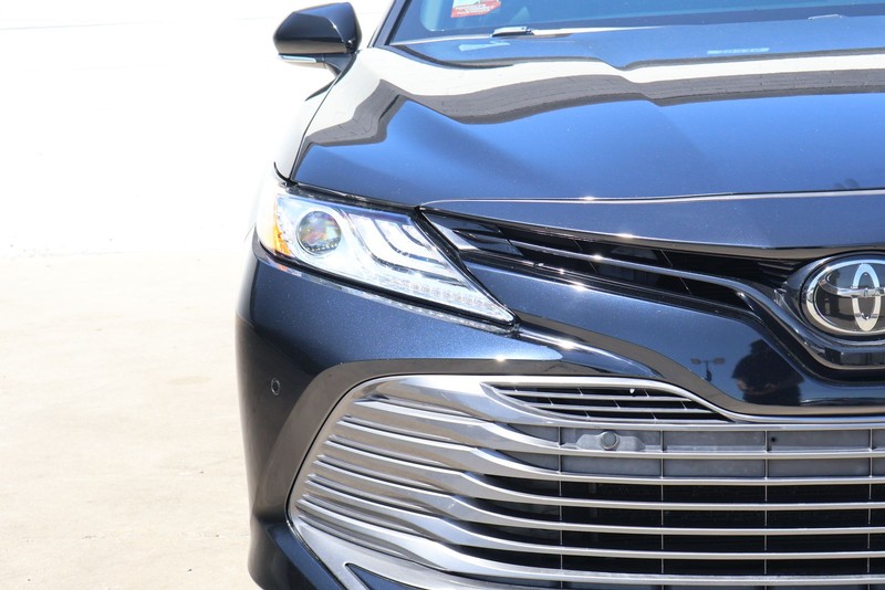 Toyota Camry Vehicle Full-screen Gallery Image 03