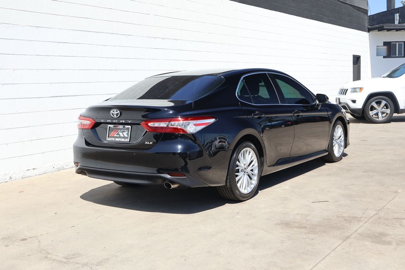 Toyota Camry Vehicle Full-screen Gallery Image 05