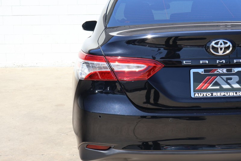 Toyota Camry Vehicle Full-screen Gallery Image 07