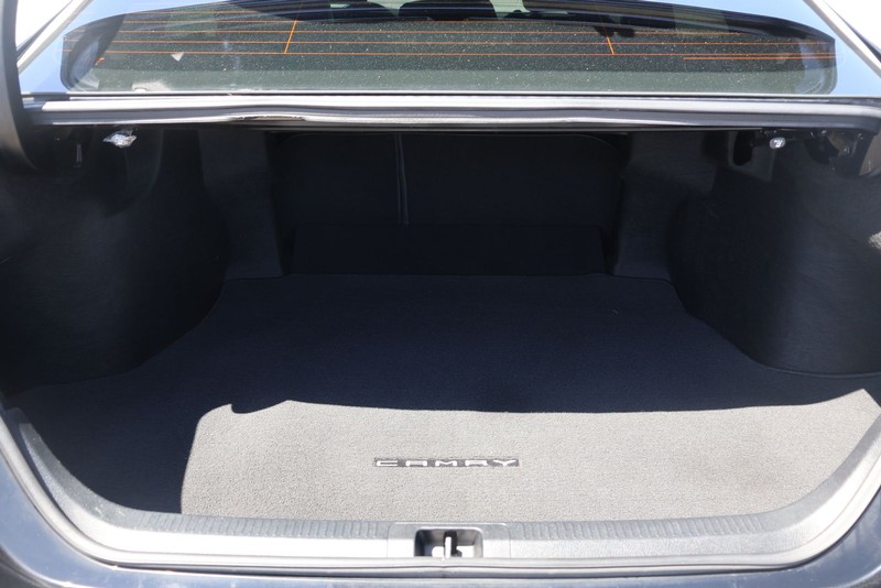 Toyota Camry Vehicle Full-screen Gallery Image 08