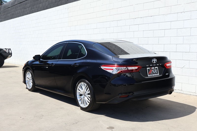 Toyota Camry Vehicle Full-screen Gallery Image 09