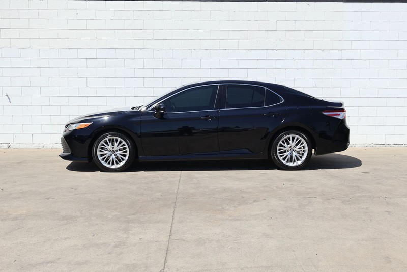 Toyota Camry Vehicle Full-screen Gallery Image 10