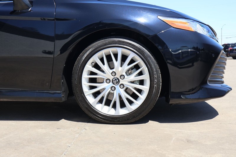 Toyota Camry Vehicle Full-screen Gallery Image 13