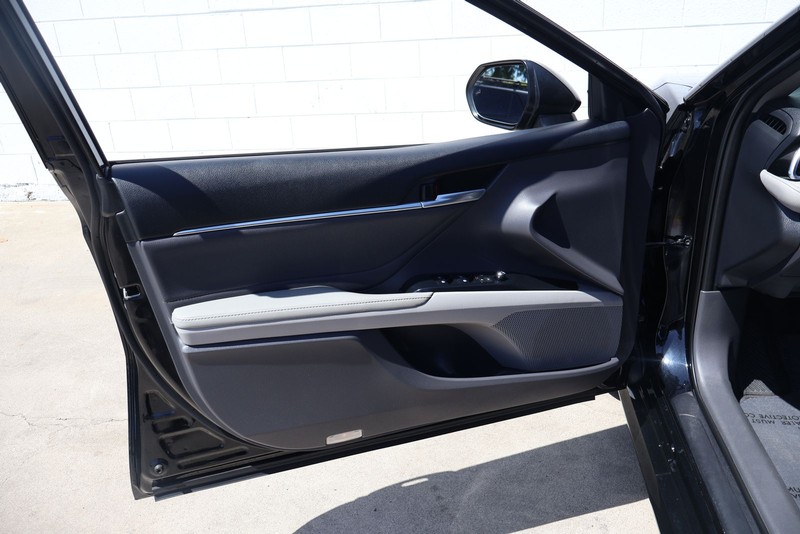 Toyota Camry Vehicle Full-screen Gallery Image 14