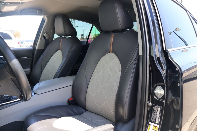 Toyota Camry Vehicle Full-screen Gallery Image 16