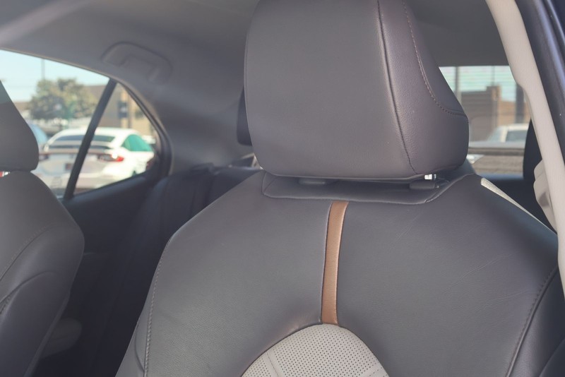 Toyota Camry Vehicle Full-screen Gallery Image 17